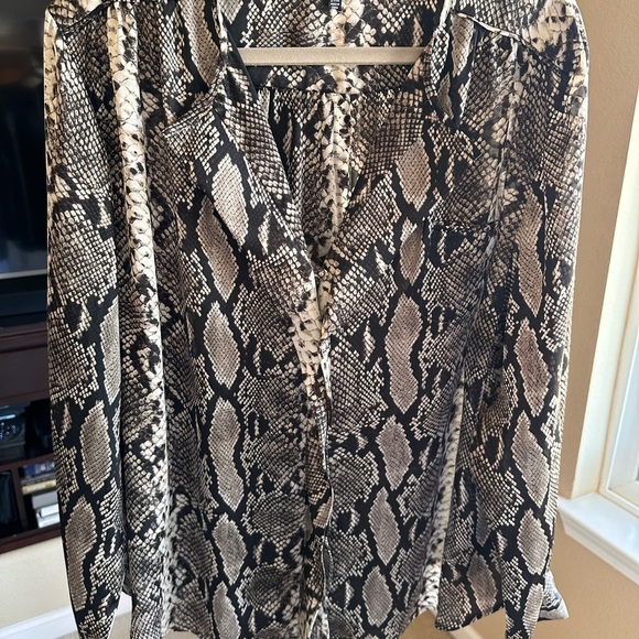 Jones New York Woman Reptile print silky blouse. Long sleeves - Size 20W - Picture 3 of 10